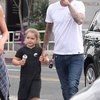 Harper kala itu mengenakan hooded dress dari Nike berwarna hitam dan mengenakan sandal. Penampilan anggota keluarga Beckham lainnya pun juga santai.