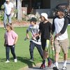 Akhir pekan lalu, David Beckham tertangkap kamera saat bermain golf yang terletak di Los Angeles. Tak sendirian ia juga mengajak putra putrinya.