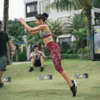 Gaya Sporty Seksi Jennifer Bachdim