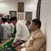 Foto Hotman Paris Melihat dan Menunggu Orang Salat Berjamaah