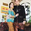 Kemesraan Mike Lewis &amp; Pacar