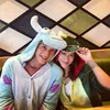 Kemesraan Mike Lewis &amp; Pacar