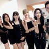 Seungri berpose dengan enam wanita cantik dari girlgroup A Pink. Seungri pun beruntung karena dapat album dari Eunji, Bomi, Namjoo, Chorong, Hayoung dan Naeun.