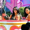 Kim Kardashian & Anaknya ke Disneyland