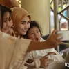 Ayu Ting Ting sholat Ied