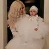 Khloe Kardashian &amp; Baby True tampil serba putih