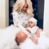 Khloe Kardashian &amp; Baby True tampil serba putih