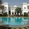 Istana megah ini adalah milik keluarga Saif Ali Khan yang diwariskan dari nenek moyangnya yang merupakan keluarga kepangeranan Pataudi. Berdiri sejak ratusan tahun yang lalu, Istana Pataudi masih terjaga keindahannya sampai sekarang.