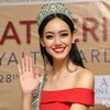 Menyapa para media yang datang dengan senyumannya, perempuan kelahiran kota Bandar Lampung itu memperlihatkan mahkota dan riasan wajahnya yang sempurna.