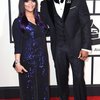 Sang host Grammy, rapper LL Cool J datang bersama sang istri, Simone Smith yang juga tampil tertutup dan cantik.