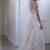 Detail lace dan backless dari gaun ini menambah pesona tersendiri dalam diri Gwyneth. Penampilannya disempurnakan dengan sebuah wedding veil yang menjuntai sampai ke lantai.