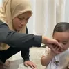 Foto Nagita Slavina Cium Tangan Sus Rini 