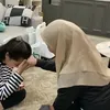 Foto Nagita Slavina Cium Tangan Sus Rini 