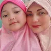 Foto Nia Daniaty dan Shakilaa Cucu Tersayangnya