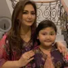 Foto Nia Daniaty dan Shakilaa Cucu Tersayangnya