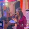 Foto Nia Ramadhani Pakai Dress Belahan Tinggi di Pesta Ultah