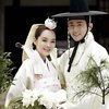 Walau jadi pasangan seleb beda negara, Chae Rim dan Gao Xingqi ternyata mengenakan pakaian adat Korea.