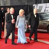 Pangeran Charles dan Camilla berjalan di red carpet. Tampak Pangeran William dan Kate Middleton berjalan di belakang keduanya.