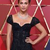 Alicia Vikander merupakan aktris cantik berusia 28 tahun asal Swedia. Menghadiri acara Oscar 2017 ia mengenakan sebuah gaun hitam karya dari rumah mode Louis Vuitton.