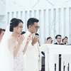 Acara kembali dilanjutkan dengan doa. Sang pengantin dan juga keluarga khidmat mendoakan agar pernikahan Felly dengan Mario selalu bahagia dan berada dalam lindungan Tuhan.