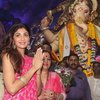 Shilpa Shetty merayakan hari Ganpati bersama keluarganya. Setelah berdoa di kuil, Shilpa membawa pulang patung Ganesha.