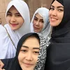 kartika putri umrah, umrah selebriti, selebriti berhijab, berita kartika putri, foto kartika putri
