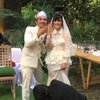Yup, presenter Katakan Putus ini baru saja melepas masa lajangnya pada Minggu (21/5) kemarin. Acara pernikahan mereka digelar di sebuah villa yang terletak di kawasan Plataran Puncak, Bogor.
