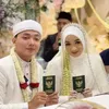 Ning Umi Laila &amp; Gus Anas Pegang buku nikah