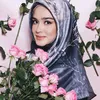 Yasmine Wildblood pakai kerudung
