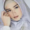 Yasmine Wildblood pakai kerudung