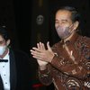 Jokowi memberikan aplause untuk tim FFI. Auranya nggak kalah dengan aktor kan?