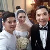 Wefie Pernikahan Sandra Dewi