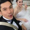 Wefie Pernikahan Sandra Dewi