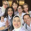 Foto Roger Danuarta dan Cut Meyriska di Pesta Ultah Ussy Sulistiawaty