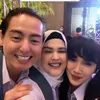 Foto Roger Danuarta dan Cut Meyriska di Pesta Ultah Ussy Sulistiawaty