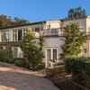 Inilah rumah mewah milik Eva Longoria yang baru saja dijual seharga US$ 9,8 juta atau setara dengan Rp 142 miliar. Penasaran dong seperti apa penampakan bagian dalamnya?