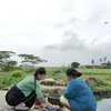 Foto Sarwendah Bantu Cuci Baju di Pinggir Kali