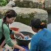 Foto Sarwendah Bantu Cuci Baju di Pinggir Kali