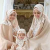 Ririn Ekawati dan Anaknya