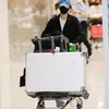 Foto Song Hye Kyo dan Anjingnya di Bandara Saat Pulang dari New York