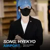 Foto Song Hye Kyo dan Anjingnya di Bandara Saat Pulang dari New York