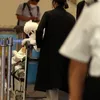 Foto Song Hye Kyo dan Anjingnya di Bandara Saat Pulang dari New York