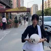 Foto Song Hye Kyo dan Anjingnya di Bandara Saat Pulang dari New York