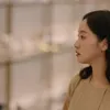 Foto Song Joong Ki Jadi Cameo di \&#039;LITTLE WOMEN\&#039; Sebagai Karyawan Toko Sepatu