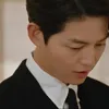 Foto Song Joong Ki Jadi Cameo di \&#039;LITTLE WOMEN\&#039; Sebagai Karyawan Toko Sepatu