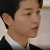 Foto Song Joong Ki Jadi Cameo di \&#039;LITTLE WOMEN\&#039; Sebagai Karyawan Toko Sepatu