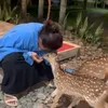 Foto Susi Pudjiasti Bersama Rusa