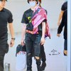Taeyong pun membuktikan kalau bisa tetap keren memakai sarung jadi airport fashion.
