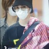 Taeyong NCT 127 saat tiba di Bandara Incheon pagi tadi, Kamis (26/9/2019). Leader grup ini terlihat menyampirkan sarung di pundaknya.