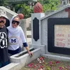 Foto Tahun Baru Inul Daratista ke Makam Mertua